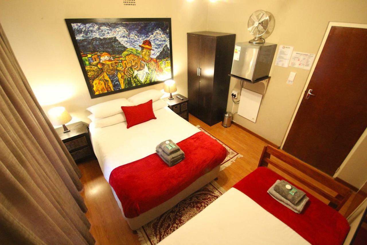 Saltycrax Backpackers And Surf Hostel By Curiocity Bloubergstrand Luaran gambar