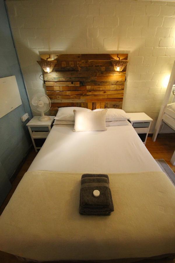 Saltycrax Backpackers And Surf Hostel By Curiocity Bloubergstrand Luaran gambar