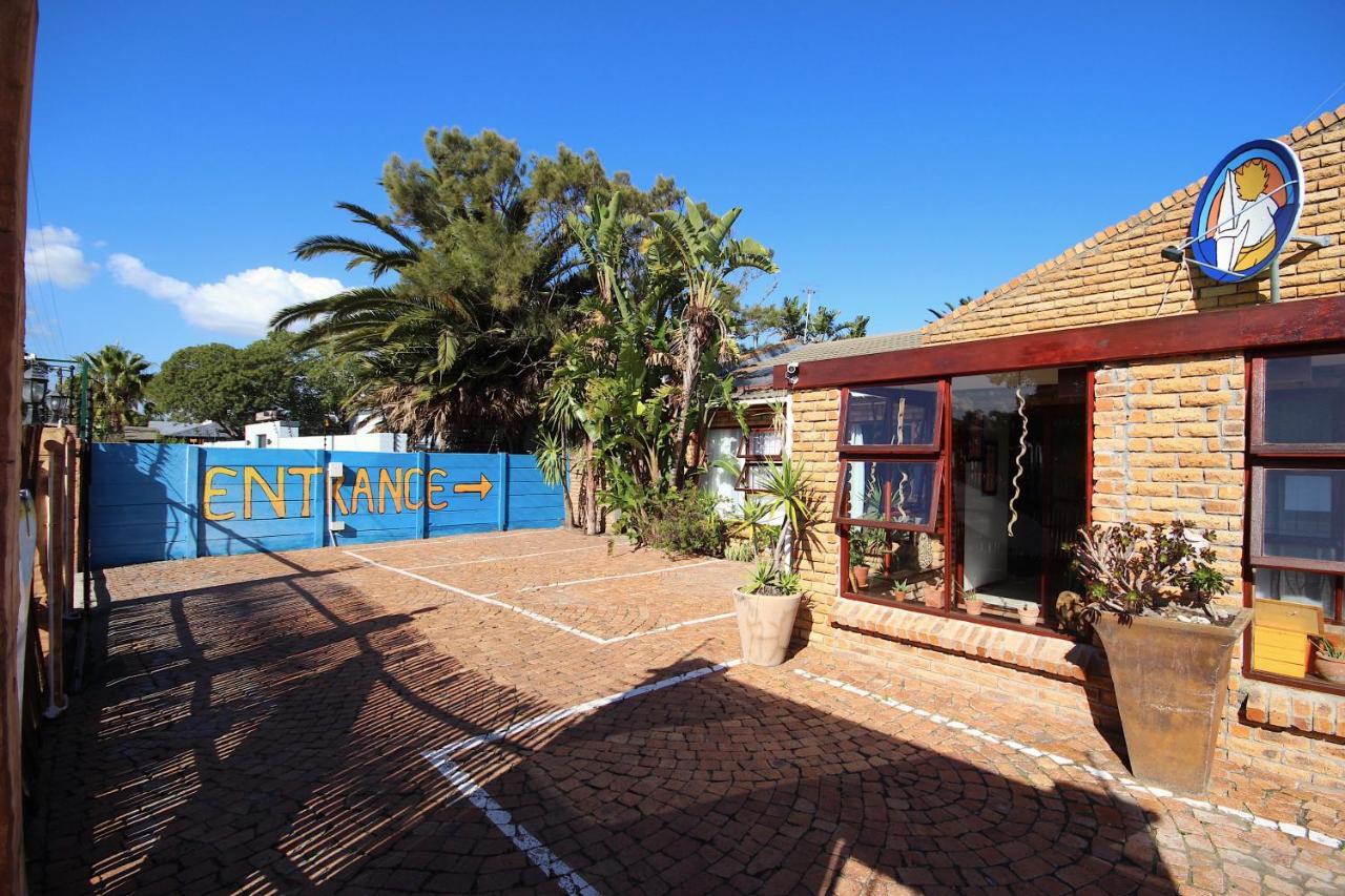 Saltycrax Backpackers And Surf Hostel By Curiocity Bloubergstrand Luaran gambar